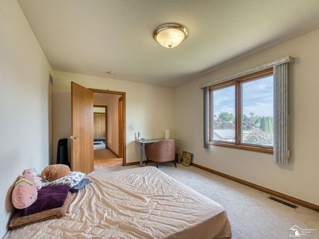 2960 E Country Lane, Monroe, MI 48162