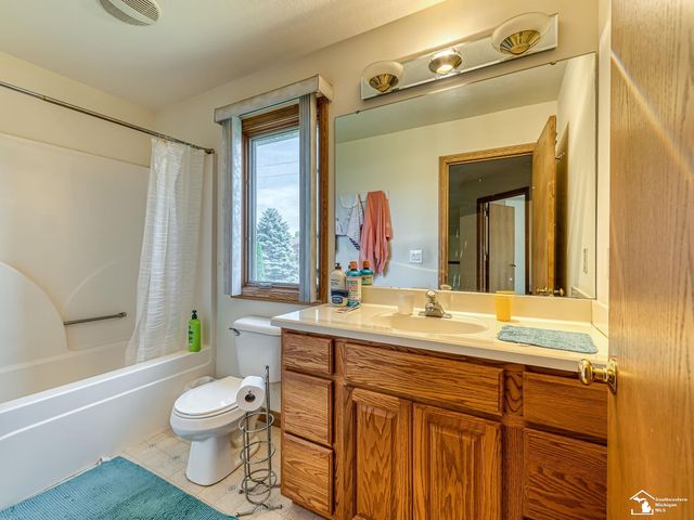 2960 E Country Lane, Monroe, MI 48162