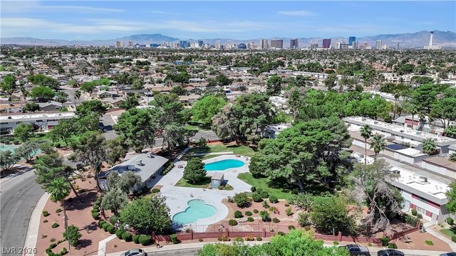 193 Greenbriar Townhouse Way, Las Vegas, NV 89121