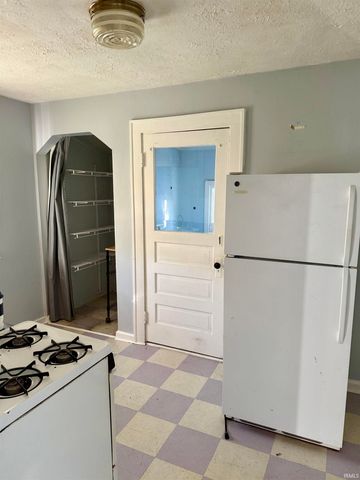 9118 W Canal Street, Yorktown, IN 47396