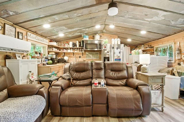 810 Layman Drive, Dandridge, TN 37725