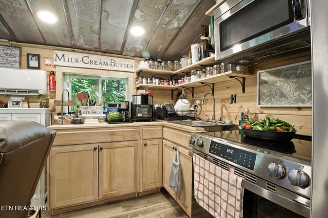 810 Layman Drive, Dandridge, TN 37725