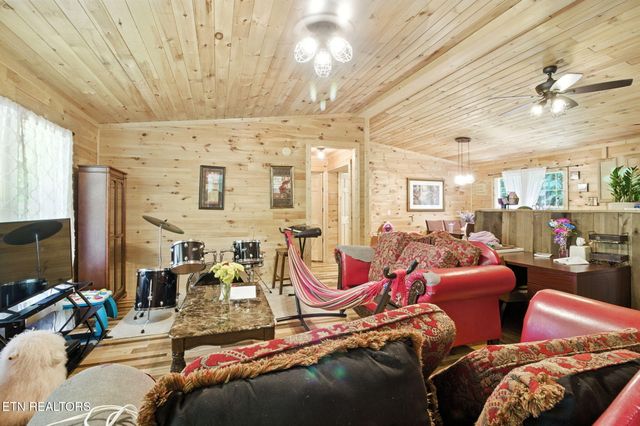 810 Layman Drive, Dandridge, TN 37725