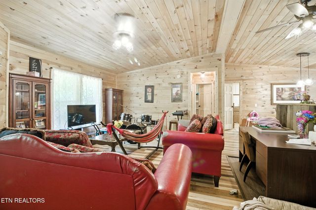 810 Layman Drive, Dandridge, TN 37725