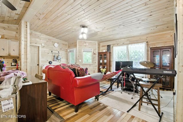 810 Layman Drive, Dandridge, TN 37725