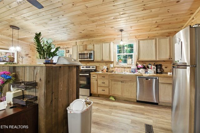 810 Layman Drive, Dandridge, TN 37725