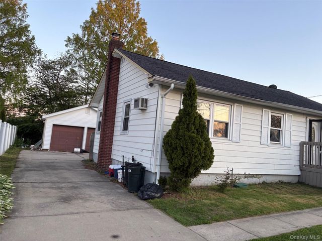 811 9th Street, West Babylon, NY 11704