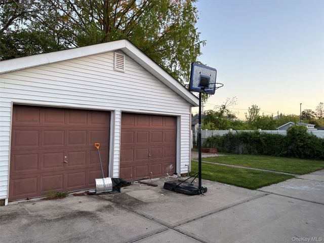 811 9th Street, West Babylon, NY 11704