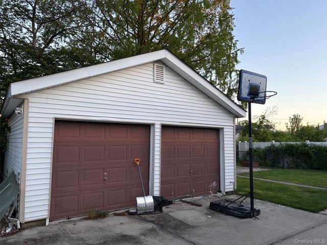811 9th Street, West Babylon, NY 11704