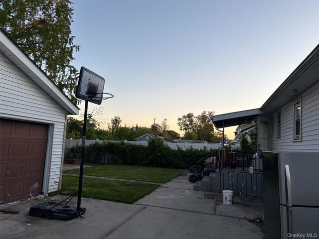 811 9th Street, West Babylon, NY 11704