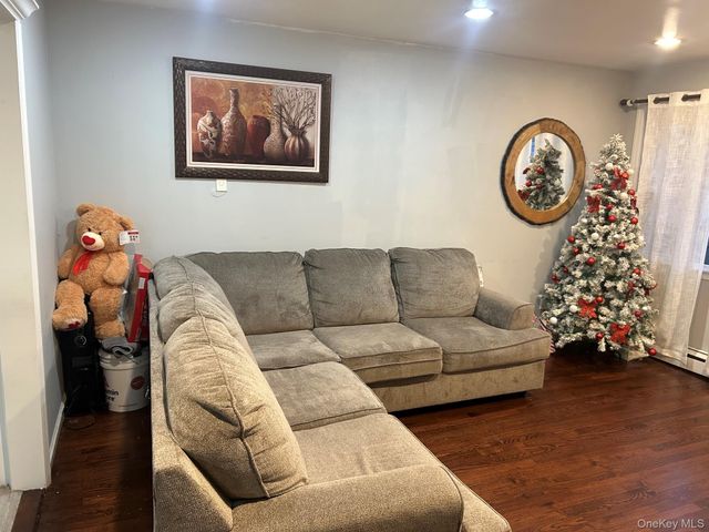 811 9th Street, West Babylon, NY 11704