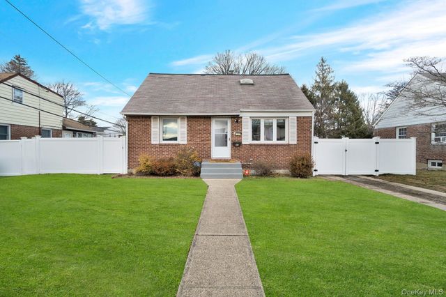 37 9th Street, Hicksville, NY 11801