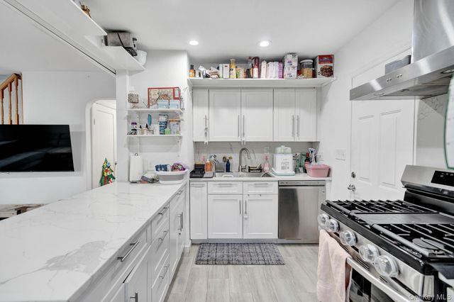 37 9th Street, Hicksville, NY 11801