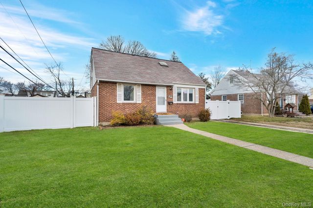 37 9th Street, Hicksville, NY 11801