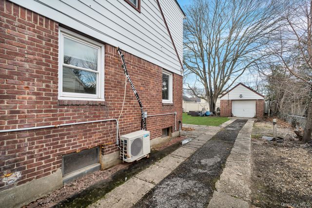 37 9th Street, Hicksville, NY 11801