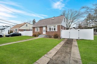 37 9th Street, Hicksville, NY 11801