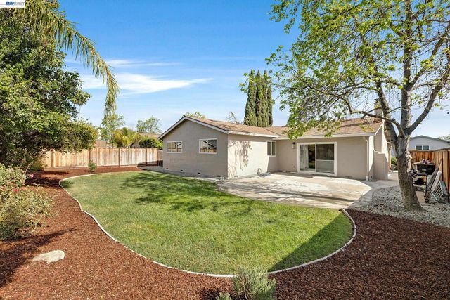 4061 Holland Dr, Pleasanton, CA 94588