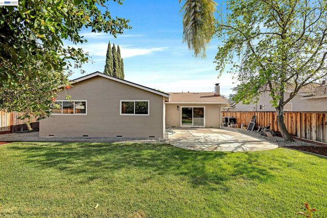 4061 Holland Dr, Pleasanton, CA 94588