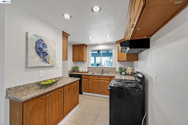 4061 Holland Dr, Pleasanton, CA 94588