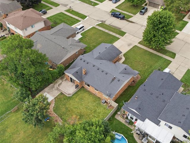 46462 Peach Grove Avenue, Macomb, MI 48044