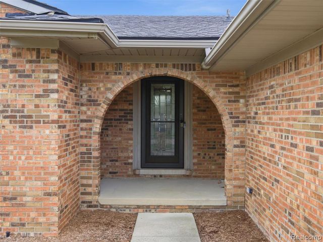 46462 Peach Grove Avenue, Macomb, MI 48044