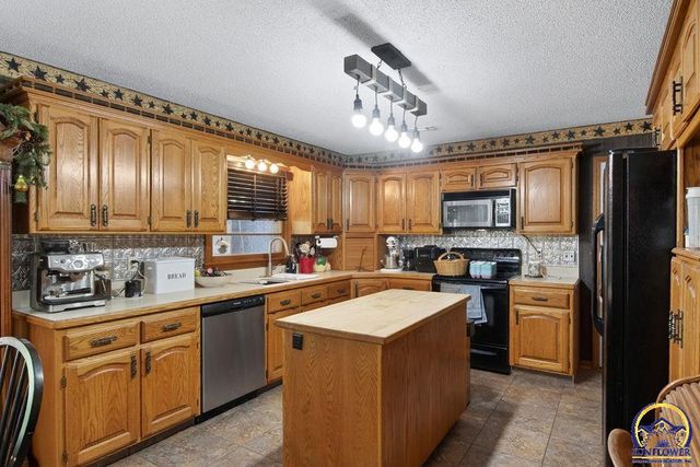 4945 NW Rochester RD, Topeka, KS 66617