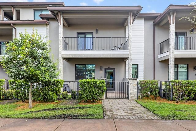 4975 NW 83rd Path, Doral, FL 33166