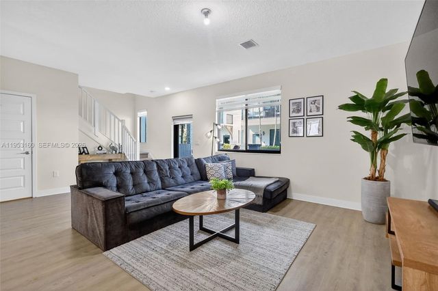 4975 NW 83rd Path, Doral, FL 33166