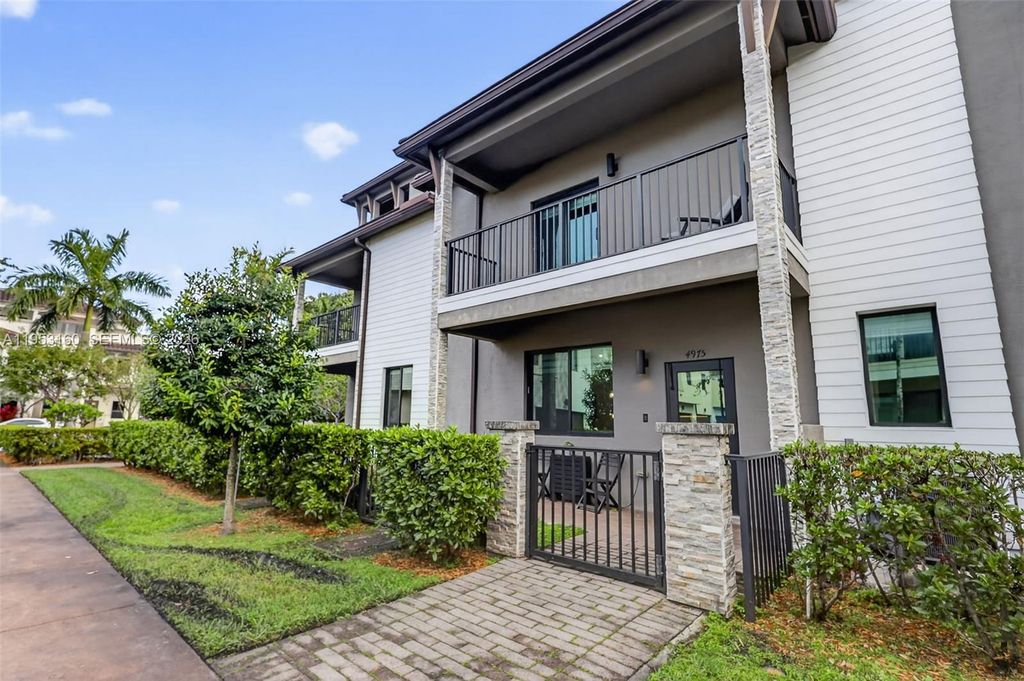 4975 NW 83rd Path, Doral, FL 33166