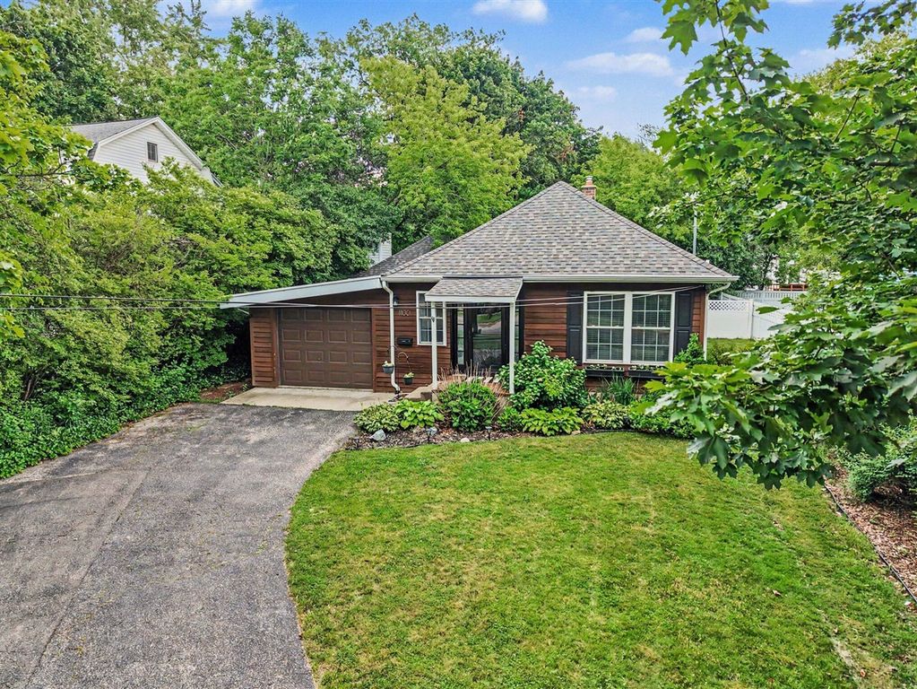 1100 Breton Road, East Grand Rapids, MI 49506