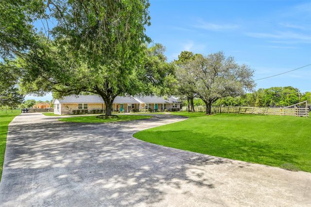 3358 County Road 172, Alvin, TX 77511