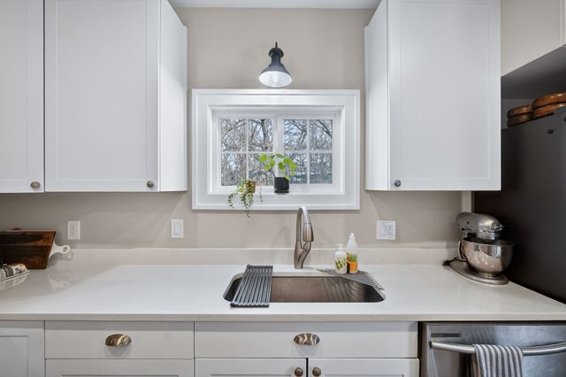 5617 Grand Avenue, Des Moines, IA 50312