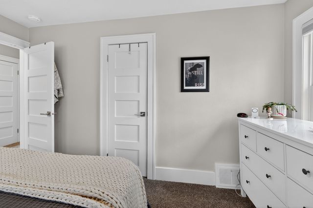 5617 Grand Avenue, Des Moines, IA 50312