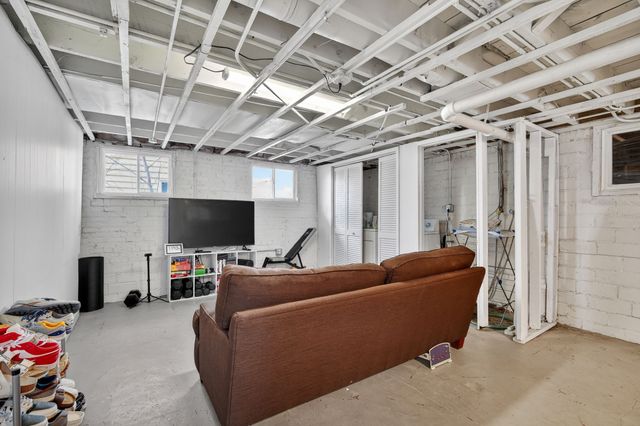 5617 Grand Avenue, Des Moines, IA 50312