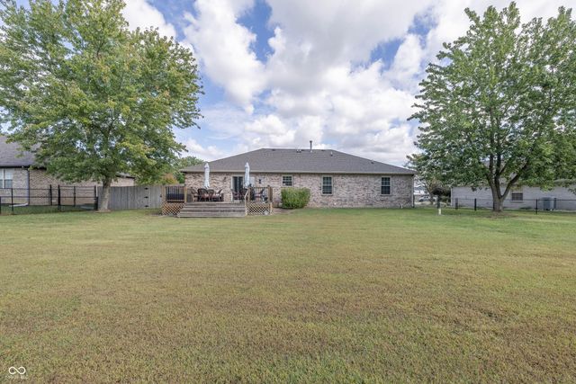 3846 S Redbird Trail, New Palestine, IN 46163