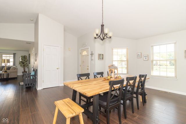 3846 S Redbird Trail, New Palestine, IN 46163