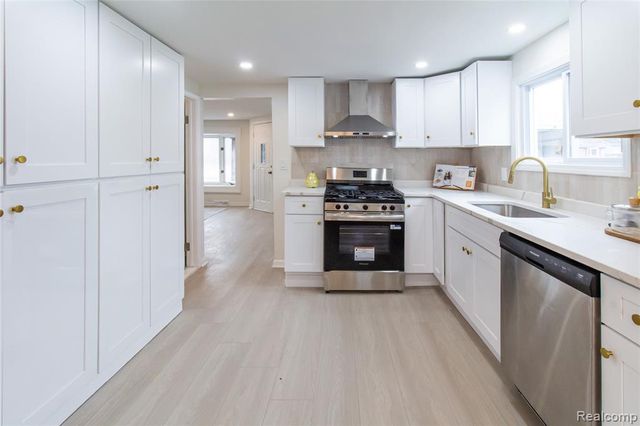 23106 Springbrook Drive, Farmington Hills, MI 48336