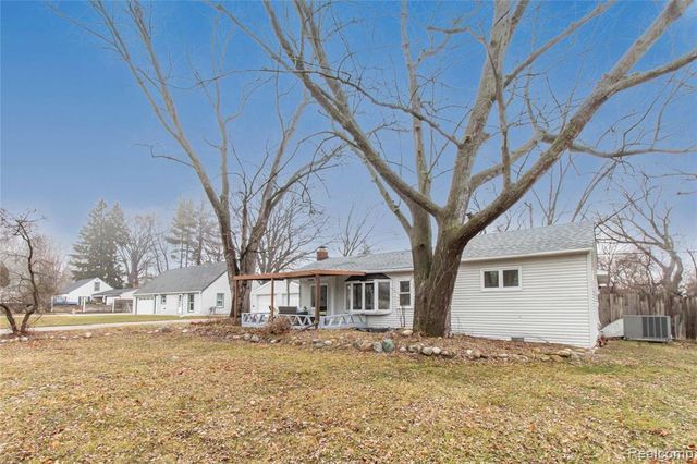 23106 Springbrook Drive, Farmington Hills, MI 48336