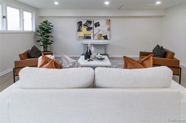 23106 Springbrook Drive, Farmington Hills, MI 48336