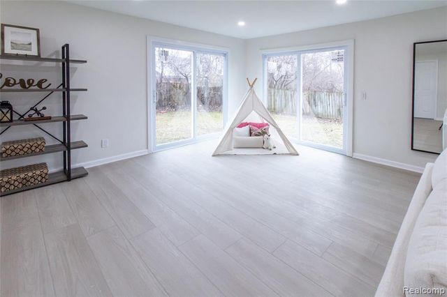 23106 Springbrook Drive, Farmington Hills, MI 48336