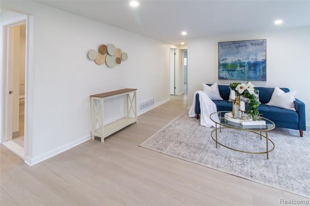 23106 Springbrook Drive, Farmington Hills, MI 48336