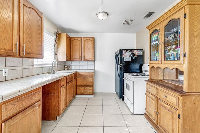 4560 E Cambridge Avenue, Fresno, CA 93703