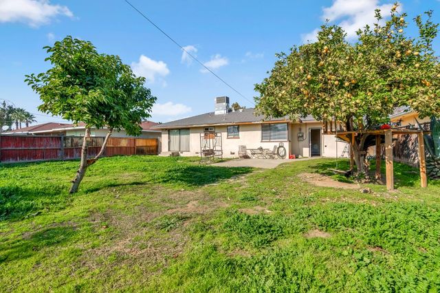 4560 E Cambridge Avenue, Fresno, CA 93703