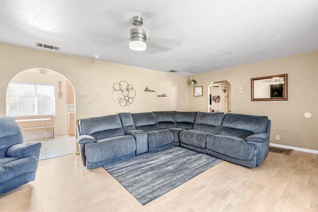 4560 E Cambridge Avenue, Fresno, CA 93703