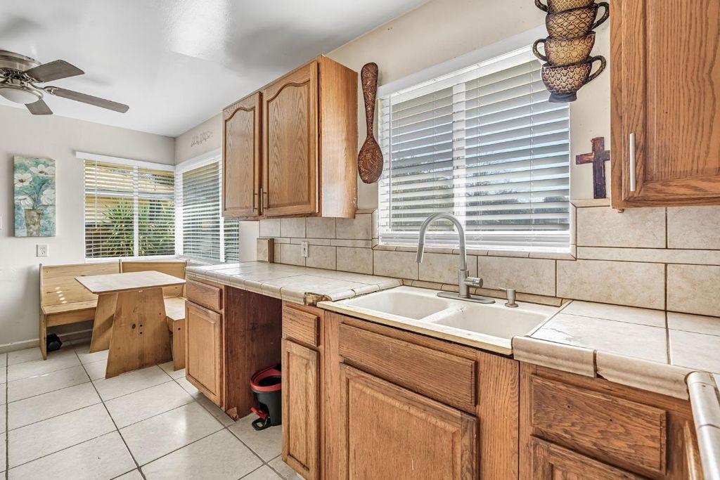 Image 11 of property listing at 4560 E Cambridge Avenue, Fresno, CA 93703