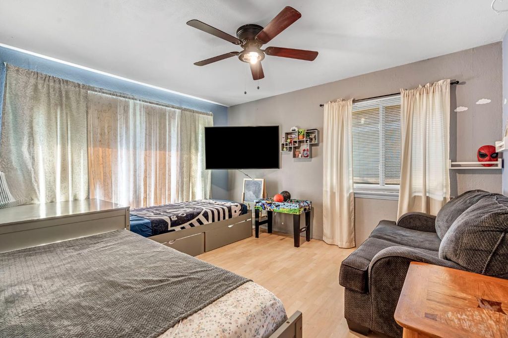 Image 15 of property listing at 4560 E Cambridge Avenue, Fresno, CA 93703