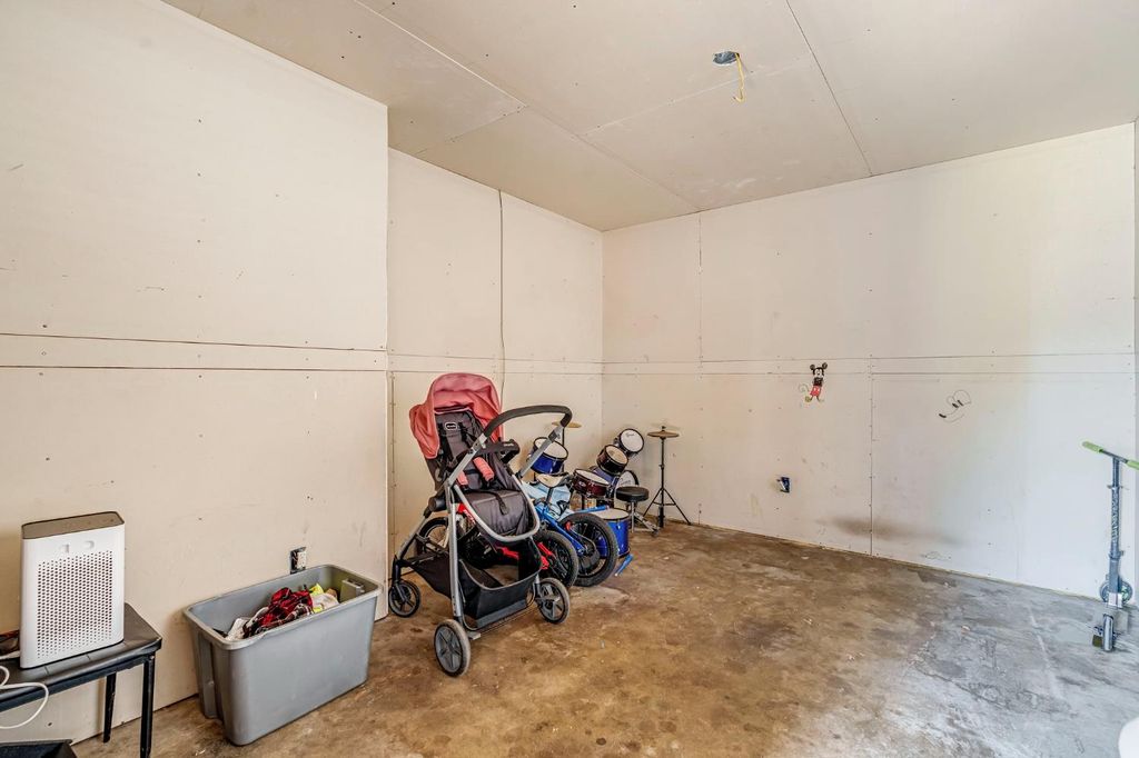 Image 16 of property listing at 4560 E Cambridge Avenue, Fresno, CA 93703