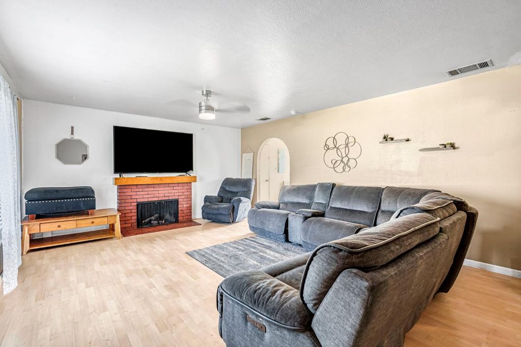 Image 4 of property listing at 4560 E Cambridge Avenue, Fresno, CA 93703