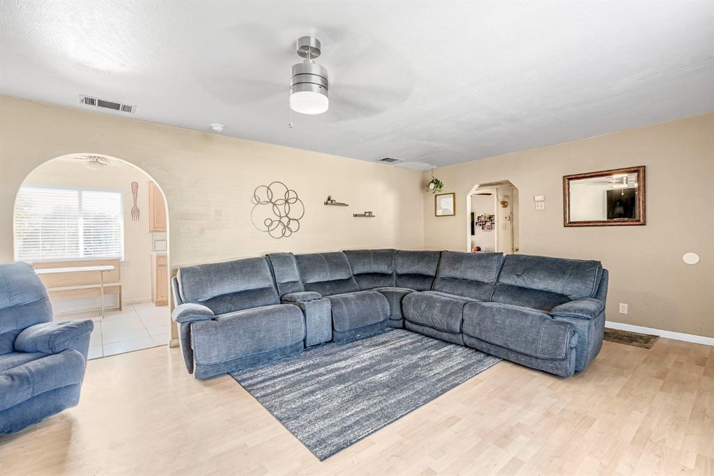 Image 5 of property listing at 4560 E Cambridge Avenue, Fresno, CA 93703