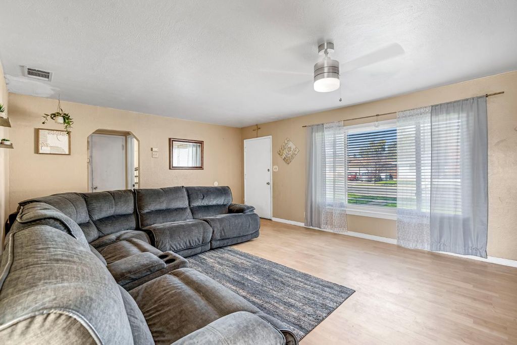 Image 6 of property listing at 4560 E Cambridge Avenue, Fresno, CA 93703